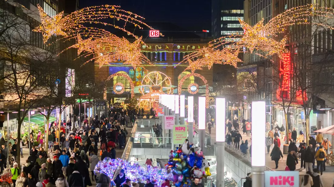 Die weihnachtlich geschmückte Innenstadt von Hannover. Viele Einzelhändler fürchten in diesem Jahr ein schlechtes Weihnachtsgeschäft. (Symbolbild) - Bild: Julian Stratenschulte/dpa