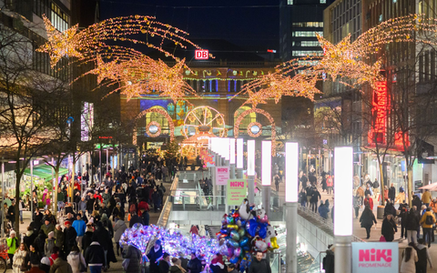 Die weihnachtlich geschmückte Innenstadt von Hannover. Viele Einzelhändler fürchten in diesem Jahr ein schlechtes Weihnachtsgeschäft. (Symbolbild) - Foto: Julian Stratenschulte/dpa