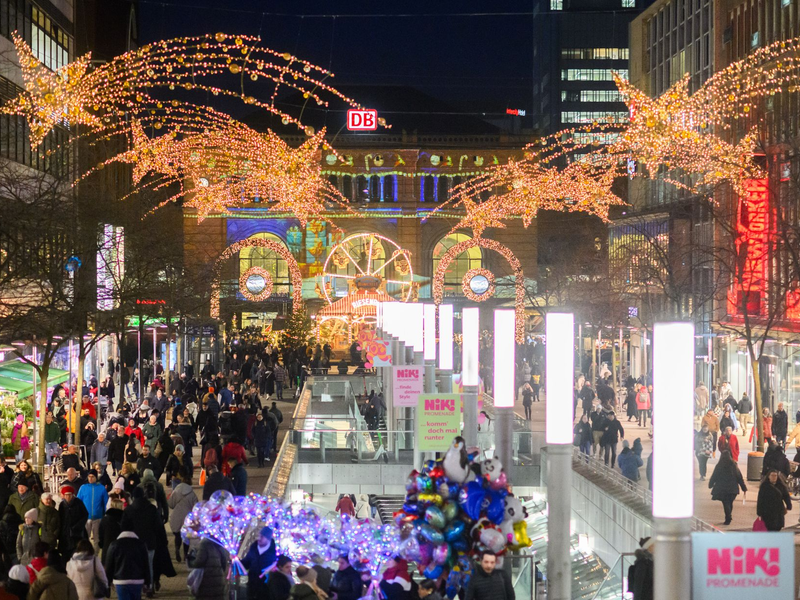 Die weihnachtlich geschmückte Innenstadt von Hannover. Viele Einzelhändler fürchten in diesem Jahr ein schlechtes Weihnachtsgeschäft. (Symbolbild) - Foto: Julian Stratenschulte/dpa