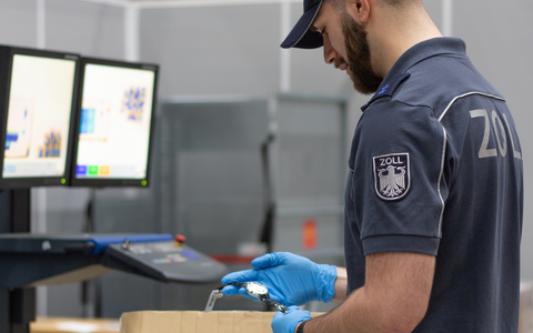 HZA-HST: Weihnachten und Black Friday: Wichtige Hinweise des Zolls zu Bestellungen und Geschenken aus dem Ausland - Foto: presseportal.de