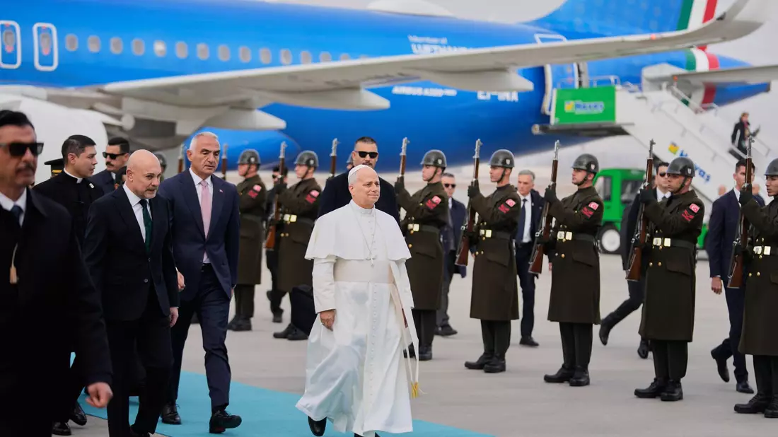Erste Reise-Station von Papst Leo XIV., Oberhaupt von weltweit 1,4 Milliarden Katholiken, ist die Türkei. - Bild: Khalil Hamra/AP/dpa
