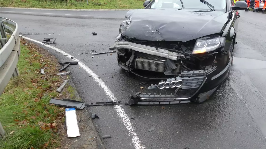 POL-GM: Abbiegeunfall fordert zwei Verletzte - Bild: presseportal.de