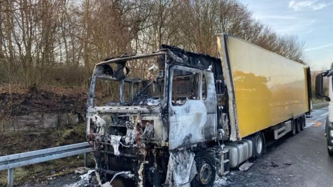 POL-GÖ: (384/2025) A 7: Aufwendige Bergungs- und Umfüllarbeiten nach Lkw-Brand - Sperrung Richtung Hannover dauert an - Bild: presseportal.de
