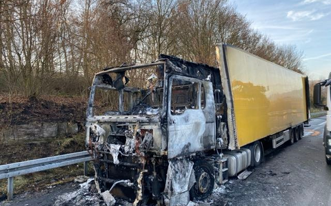 POL-GÖ: (384/2025) A 7: Aufwendige Bergungs- und Umfüllarbeiten nach Lkw-Brand - Sperrung Richtung Hannover dauert an - Foto: presseportal.de