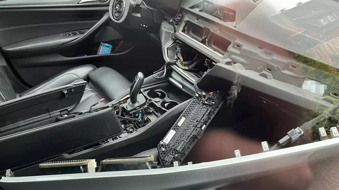 POL-RBK: Bergisch Gladbach - Lenkrad und Infotainmentsystem aus BMW ausgebaut - Bild: presseportal.de
