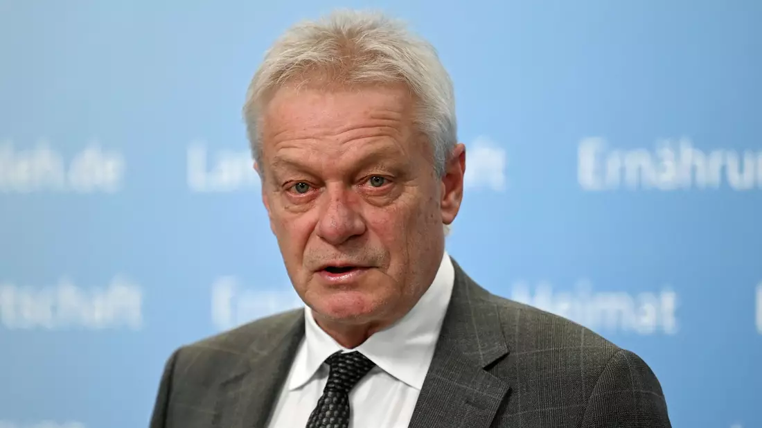 Alois Rainer stellt die Ergebnisse des Reports «Deutschland, wie es isst» vor. - Bild: Elisa Schu/dpa
