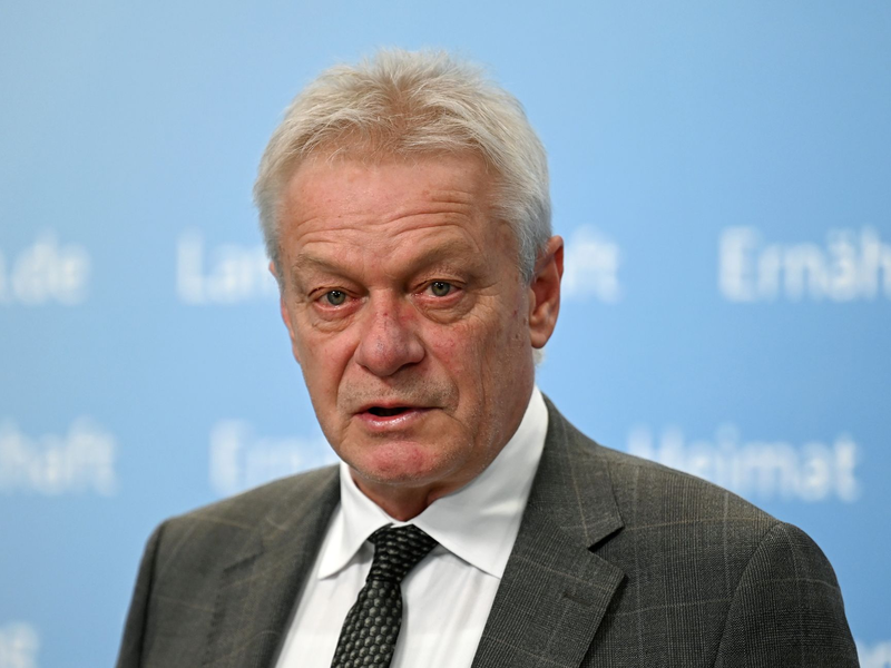 Alois Rainer stellt die Ergebnisse des Reports «Deutschland, wie es isst» vor. - Foto: Elisa Schu/dpa