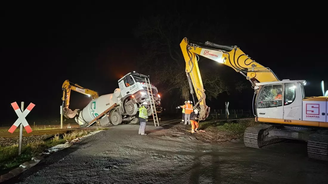POL-STD: Betonmischer kommt von der Fahrbahn ab und blockiert Bahnstrecke - Bild: presseportal.de