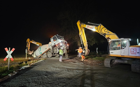 POL-STD: Betonmischer kommt von der Fahrbahn ab und blockiert Bahnstrecke - Foto: presseportal.de
