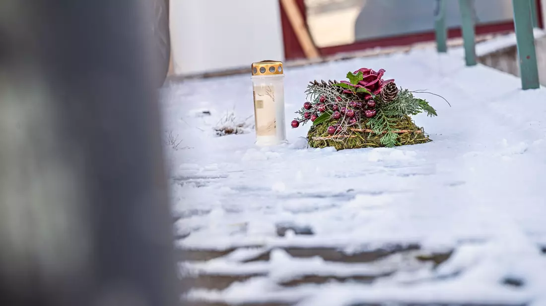 Im Haus hinter diesem Tor fanden Spezialkräfte der Polizei die Leichen des mutmaßlichen Täters und seiner Ehefrau.  - Bild: Jason Tschepljakow/dpa