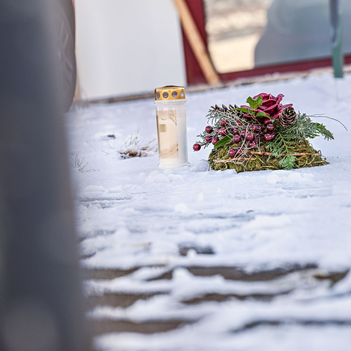 Im Haus hinter diesem Tor fanden Spezialkräfte der Polizei die Leichen des mutmaßlichen Täters und seiner Ehefrau.  - Foto: Jason Tschepljakow/dpa