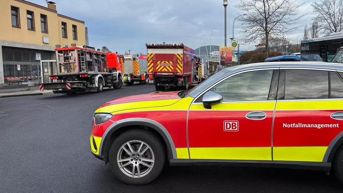 FW Bad Honnef: Person unter Zug eingeklemmt - erfolgreiche Rettung im Bahnhof Bad Honnef - Bild: presseportal.de
