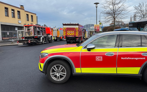 FW Bad Honnef: Person unter Zug eingeklemmt - erfolgreiche Rettung im Bahnhof Bad Honnef - Foto: presseportal.de