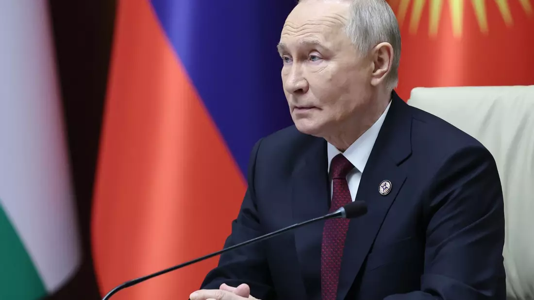 Kremlchef Wladimir Putin hat seine Bereitschaft zu Gesprächen über eine Beendigung des Krieges gegen die Ukraine bekräftigt. - Bild: Alexander Kazakov/Pool Sputnik Kremlin/AP/dpa