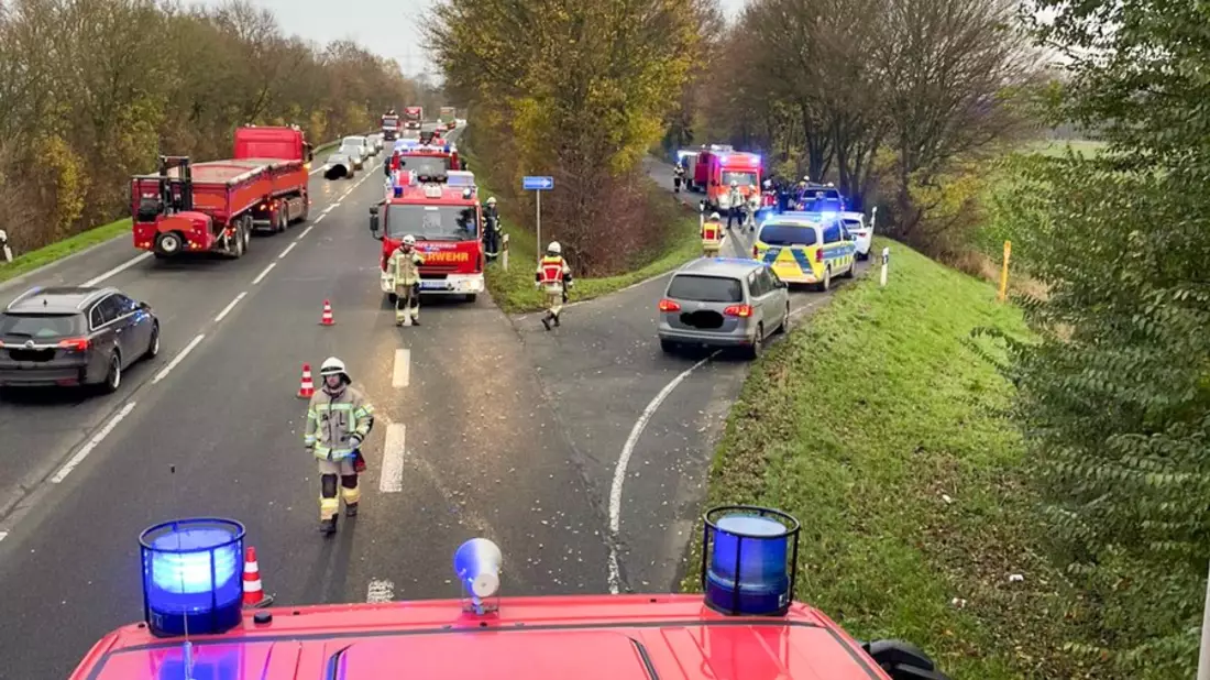 Feuerwehr Kalkar: Unfall auf der B 67 - Bild: presseportal.de