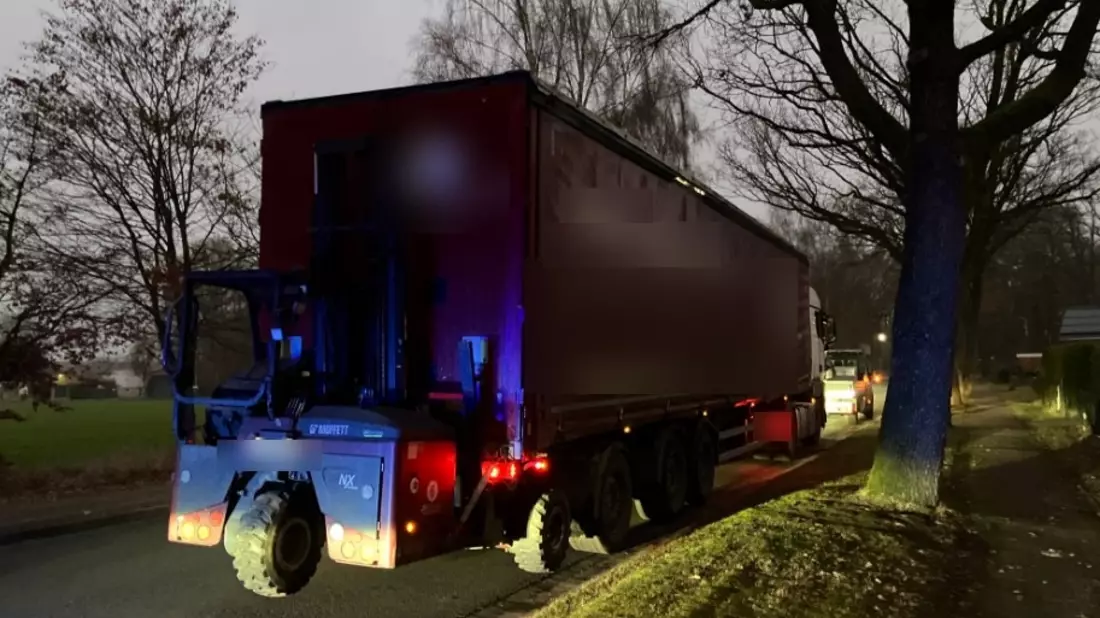 POL-ROW: ++ Ostervesede/Fintel: Zeuge(n) nach Unfall mit herabfallender Eisplatte gesucht ++ - Bild: presseportal.de
