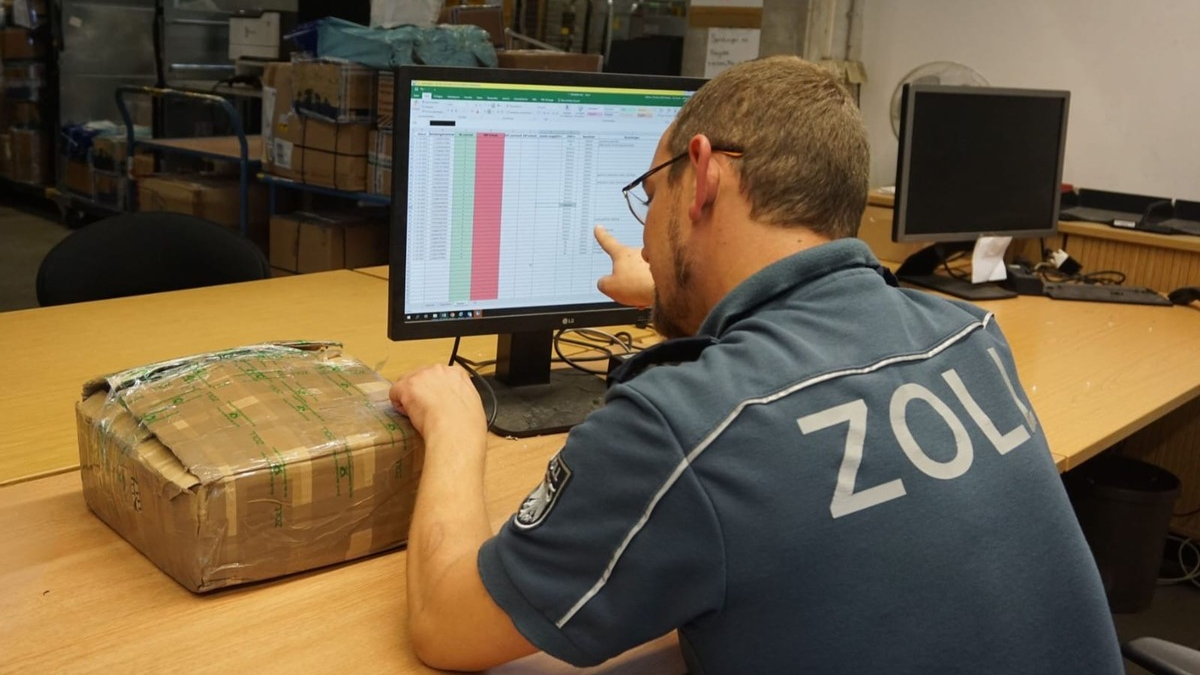 HZA-DD: Weihnachten und Black Friday: Wichtige Hinweise des Zolls zu Bestellungen und Geschenken aus dem Ausland - Foto: presseportal.de