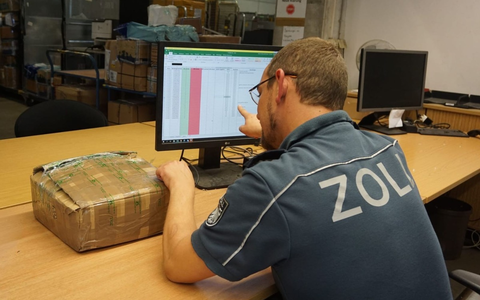 HZA-DD: Weihnachten und Black Friday: Wichtige Hinweise des Zolls zu Bestellungen und Geschenken aus dem Ausland - Foto: presseportal.de