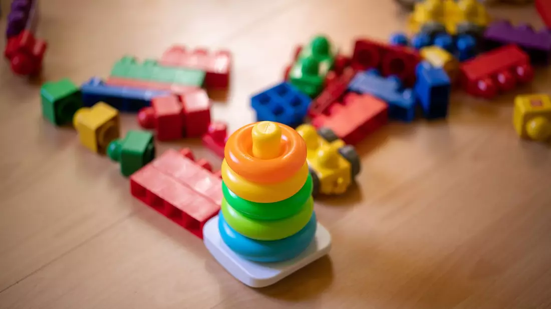 Beim Spielzeugkauf sollten Verbraucherinnen und Verbraucher laut Europol besonders wachsam sein, um Gefahren für Kinder zu vermeiden. (Symbolbild) - Bild: Sebastian Gollnow/dpa