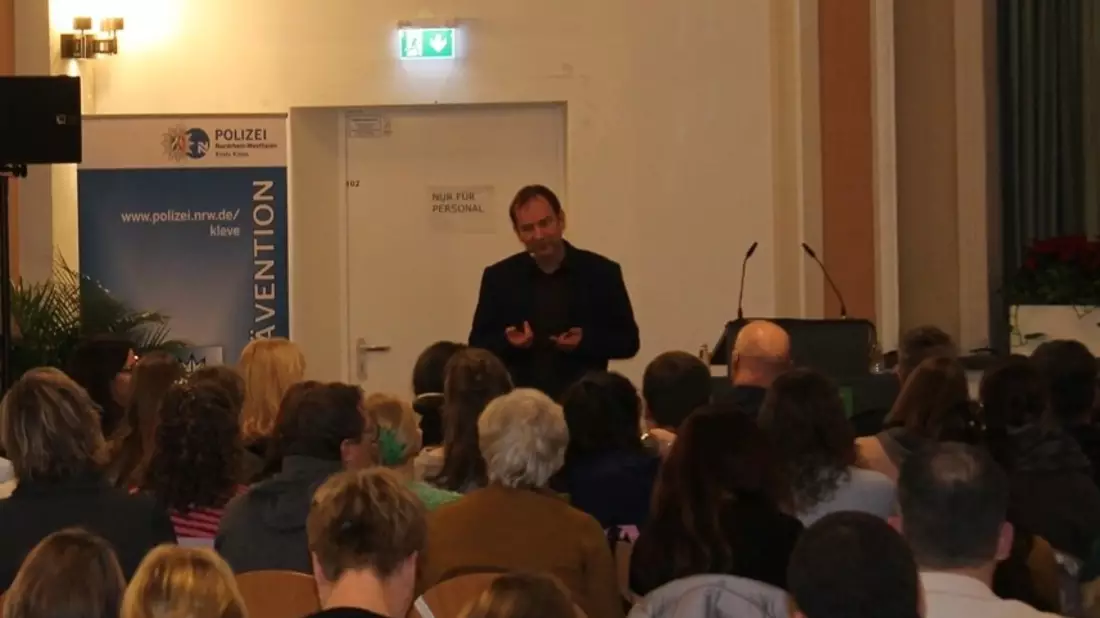 POL-KLE: Kreis Kleve - Gemeinsame Presseerklärung der LVR-Klinik Bedburg-Hau und der Polizei Kleve: Wege aus der (Schul-)Gewalt / 200 engagierte Teilnehmerinnen und -Teilnehmer beim 1. Fachtag in Bedburg-Hau - Bild: presseportal.de