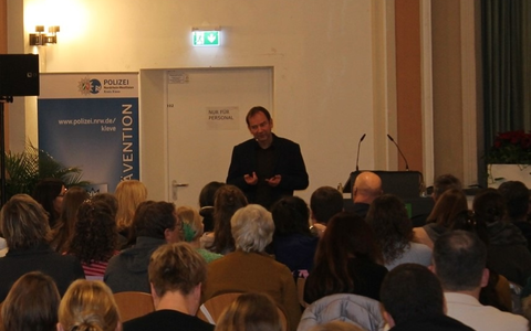 POL-KLE: Kreis Kleve - Gemeinsame Presseerklärung der LVR-Klinik Bedburg-Hau und der Polizei Kleve: Wege aus der (Schul-)Gewalt / 200 engagierte Teilnehmerinnen und -Teilnehmer beim 1. Fachtag in Bedburg-Hau - Foto: presseportal.de