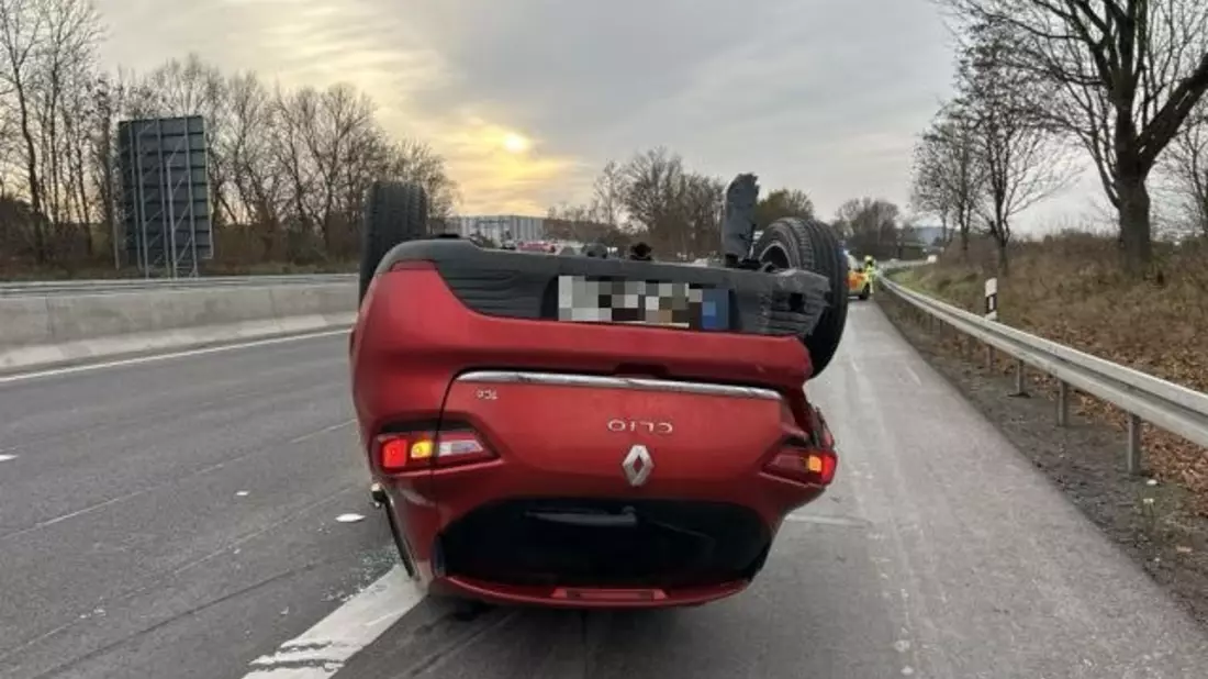 POL-OF: Clio überschlug sich: Zwei Leichtverletzte bei Kollision zweier Autos - Bild: presseportal.de