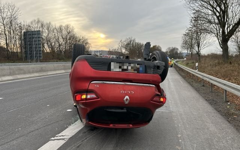 POL-OF: Clio überschlug sich: Zwei Leichtverletzte bei Kollision zweier Autos - Foto: presseportal.de