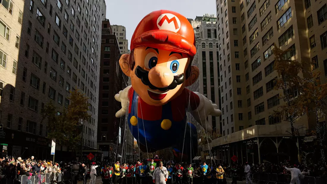 Für viele eine Thanksgiving-Tradition: Die Parade in New York schauen. - Bild: Eduardo Munoz Alvarez/AP/dpa