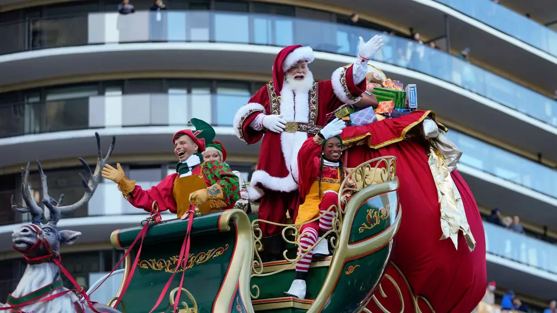 Zum Abschluss der Parade erklärt Santa Claus die Weihnachtssaison für eröffnet. - Bild: Frank Franklin/AP/dpa
