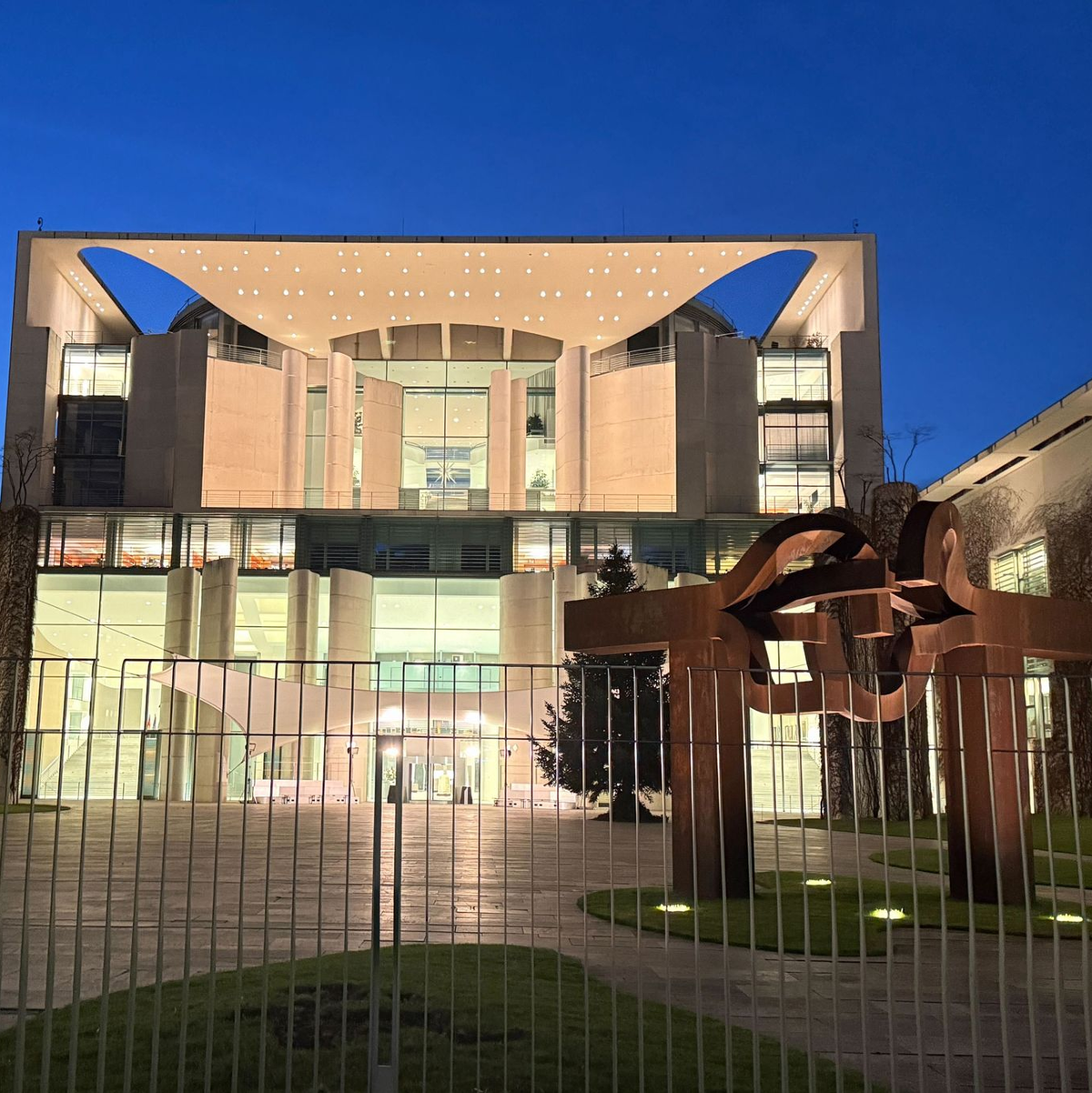 Nach fast sechs Stunden haben die Spitzen von Union und SPD ihre Beratungen beendet. - Foto: Paul Zinken/dpa