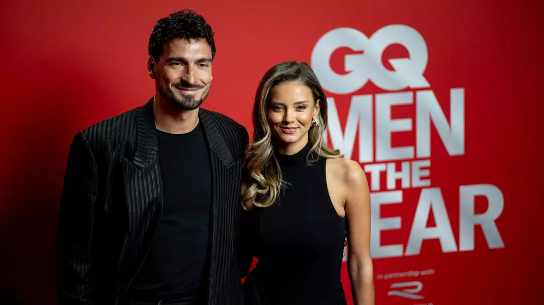 Mats Hummels kam mit Nicola Cavanis zur Verleihung des GQ-Awards. - Bild: Fabian Sommer/dpa