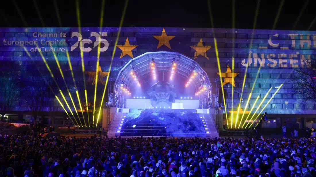 Mit einer großen Show am Karl-Marx-Monument war im Januar das Jahr als Kulturhauptstadt Europas 2025 eröffnet worden (Archivbild) - Bild: Jan Woitas/dpa