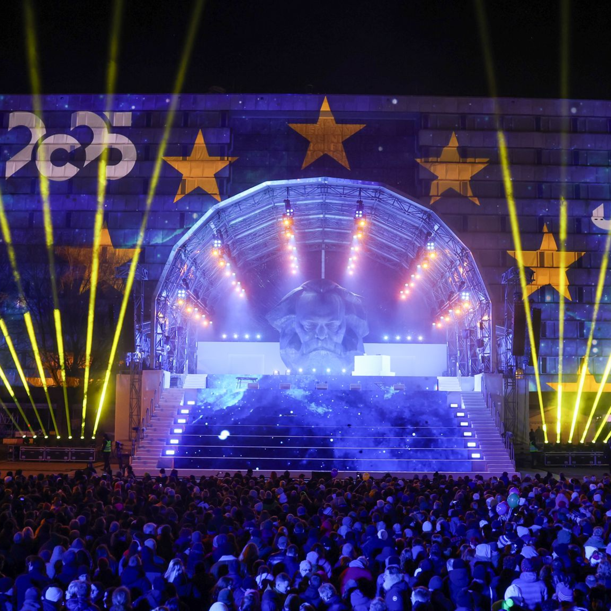 Mit einer großen Show am Karl-Marx-Monument war im Januar das Jahr als Kulturhauptstadt Europas 2025 eröffnet worden (Archivbild) - Foto: Jan Woitas/dpa