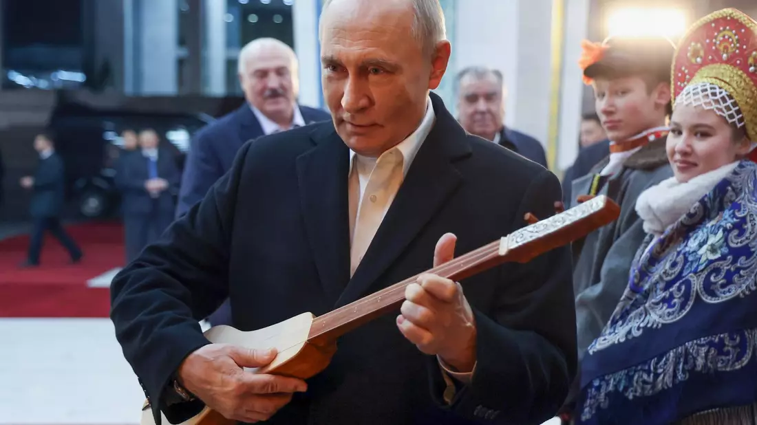 Putin zart besaitet mit Instrument, doch im Ukraine-Krieg bekräftigt er seine harte Haltung. - Bild: Alexander Kazakov/Pool Sputnik Kremlin/AP/dpa