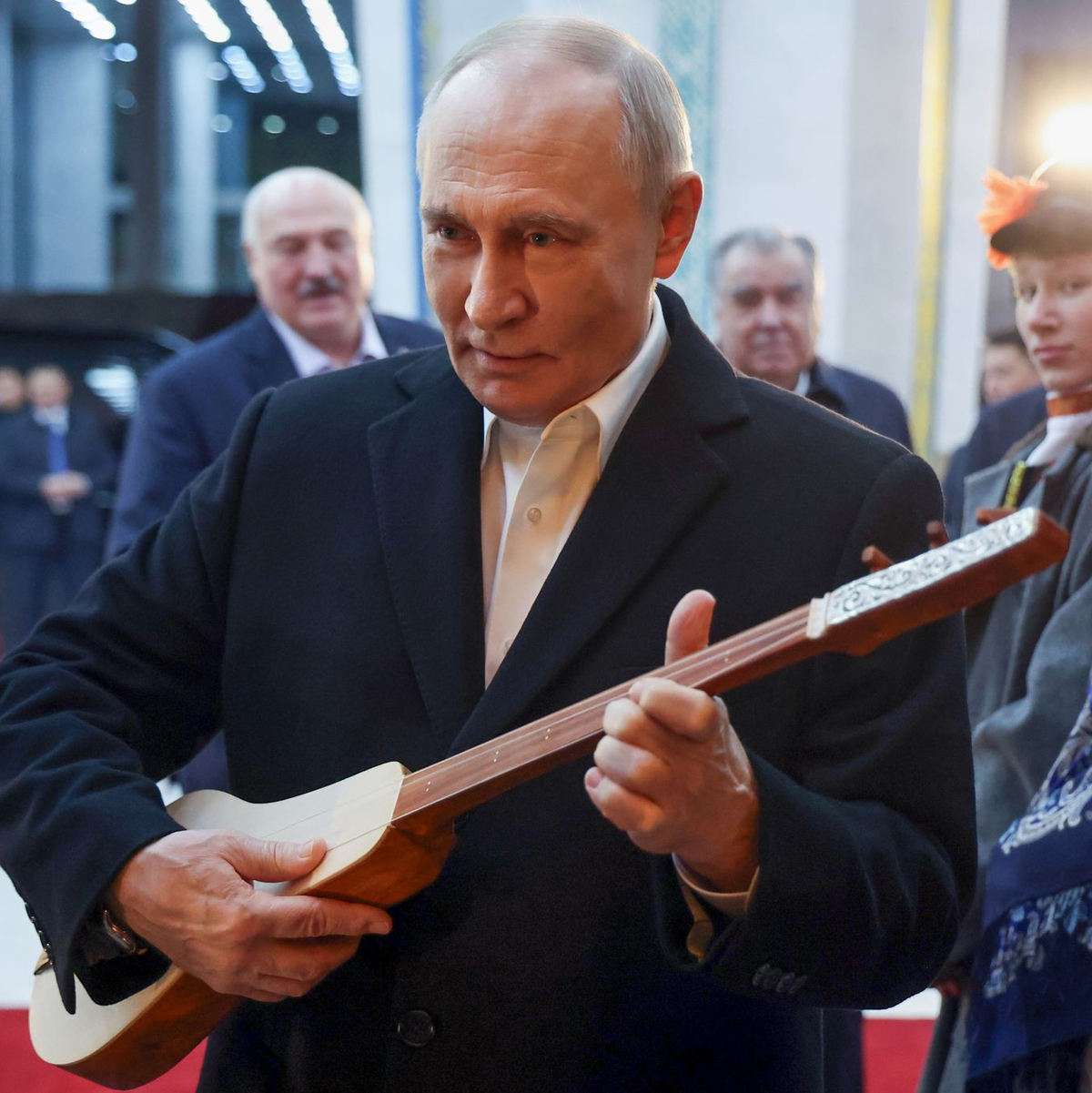 Putin zart besaitet mit Instrument, doch im Ukraine-Krieg bekräftigt er seine harte Haltung. - Foto: Alexander Kazakov/Pool Sputnik Kremlin/AP/dpa