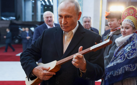 Putin zart besaitet mit Instrument, doch im Ukraine-Krieg bekräftigt er seine harte Haltung. - Foto: Alexander Kazakov/Pool Sputnik Kremlin/AP/dpa