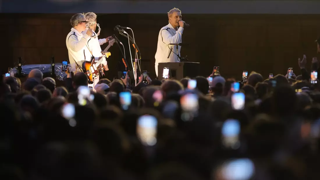 Bei einem Überraschungskonzert in Chemnitz hatte Kraftklub das neue Album «Sterben in Karl-Marx-Stadt» Ende Mai angekündigt. Nun erscheint es am 28. November. (Archivbild) - Bild: Sebastian Willnow/dpa
