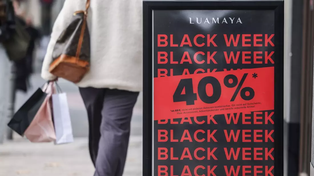 Die Geschäfte buhlen vor dem Black Friday um die Gunst der Kunden. - Bild: Oliver Berg/dpa