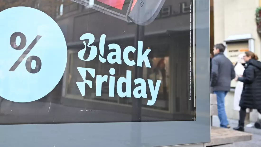 Die Black-Friday-Aktionstage sind auch in den Fußgängerzonen sehr präsent. - Bild: Bernd Weißbrod/dpa