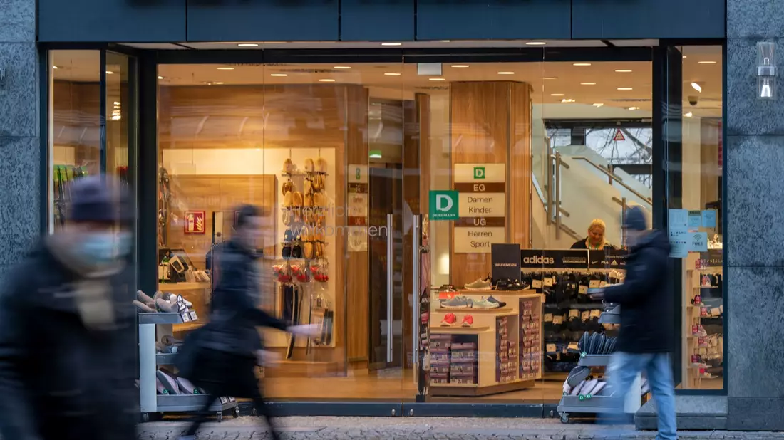 Da sind sie ja, die Schuh-Kartons! Die Pappbehältnisse stehen im Zentrum eines Rechtsstreits. - Bild: Monika Skolimowska/dpa