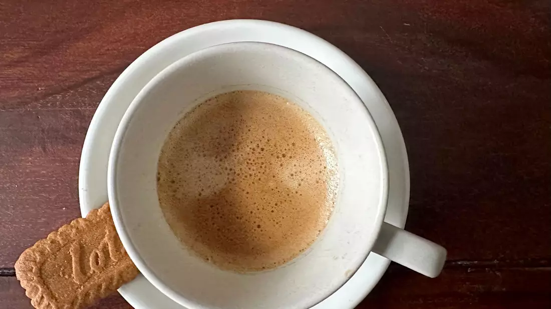 Ein Espresso und ein Karamellkeks dazu. So wird das serviert - hier in einem Berliner Friseursalon. (Archivbild) - Bild: Gregor Tholl/dpa
