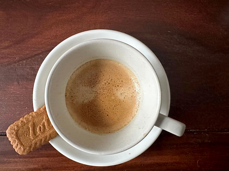 Ein Espresso und ein Karamellkeks dazu. So wird das serviert - hier in einem Berliner Friseursalon. (Archivbild) - Foto: Gregor Tholl/dpa