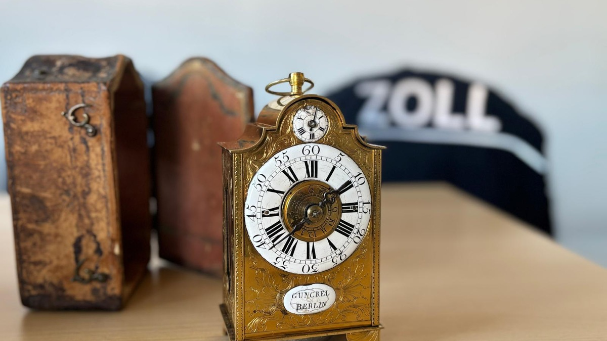 HZA-SI: Beim Zoll schlägt die Stunde - Antike Tischuhr aus dem 18. Jahrhundert beim ZOLL nicht angemeldet - Foto: presseportal.de