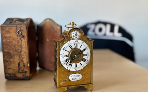 HZA-SI: Beim Zoll schlägt die Stunde - Antike Tischuhr aus dem 18. Jahrhundert beim ZOLL nicht angemeldet - Foto: presseportal.de