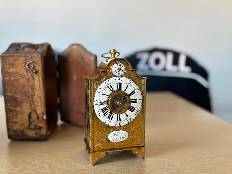 HZA-SI: Beim Zoll schlägt die Stunde - Antike Tischuhr aus dem 18. Jahrhundert beim ZOLL nicht angemeldet - Foto: presseportal.de