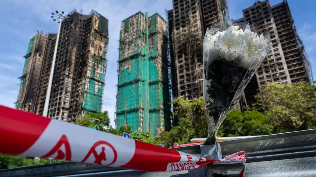 Spitzenbeamte der Regierung in Hongkong legten eine Schweigeminute für die Opfer ein. - Bild: Chan Long Hei/AP/dpa