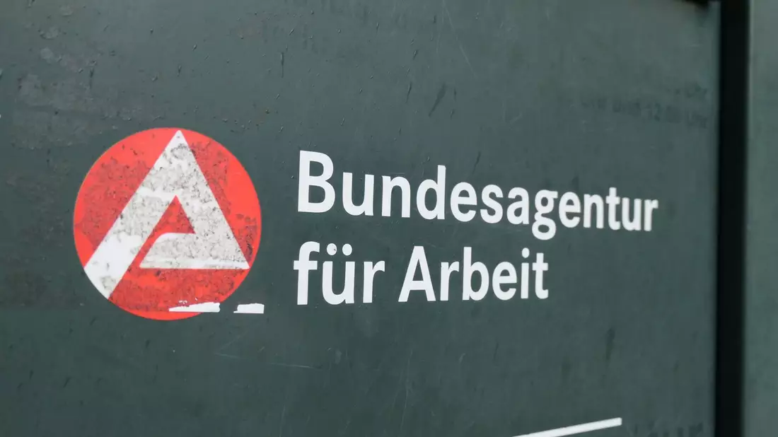 Im November ist es auf dem deutschen Arbeitsmarkt nur zu einer leichten Entspannung gekommen (Archivbild).  - Bild: Helge Toben/dpa