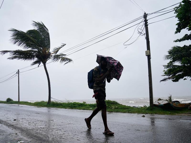 Ein Zyklon hat Sri Lanka schwer verwüstet. - Foto: Eranga Jayawardena/AP/dpa