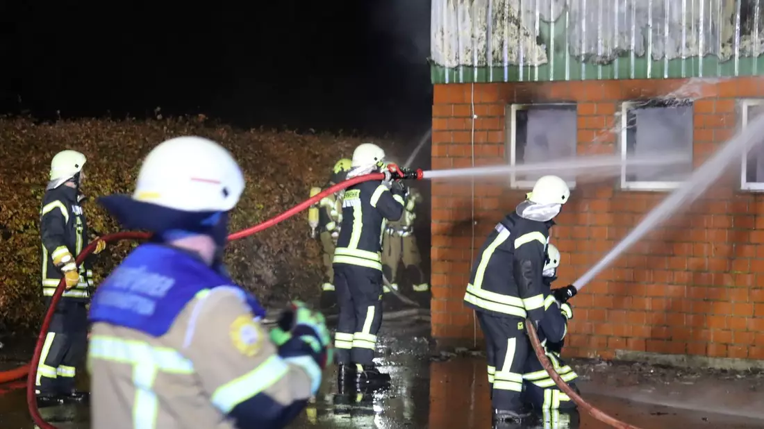 FW-SE: Feuer in Kuhstall - 72 Tiere gerettet - Bild: presseportal.de