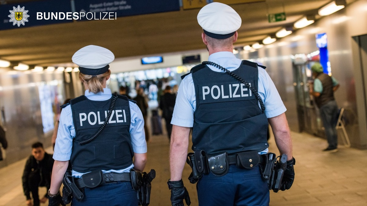 Bundespolizeidirektion München: Volltrunkener Exhibitionist festgenommen - Foto: presseportal.de